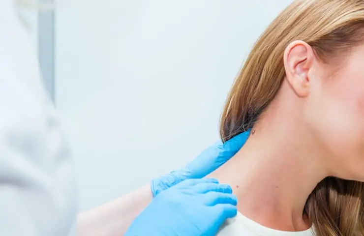 doctor examining a womans neck for whiplash